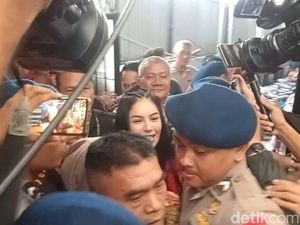 Nikita Mirzani Divonis 4 Tahun Penjara dan Denda Rp1 Miliar Nikita Mirzani Divonis 4 Tahun Penjara dan Denda Rp1 Miliar