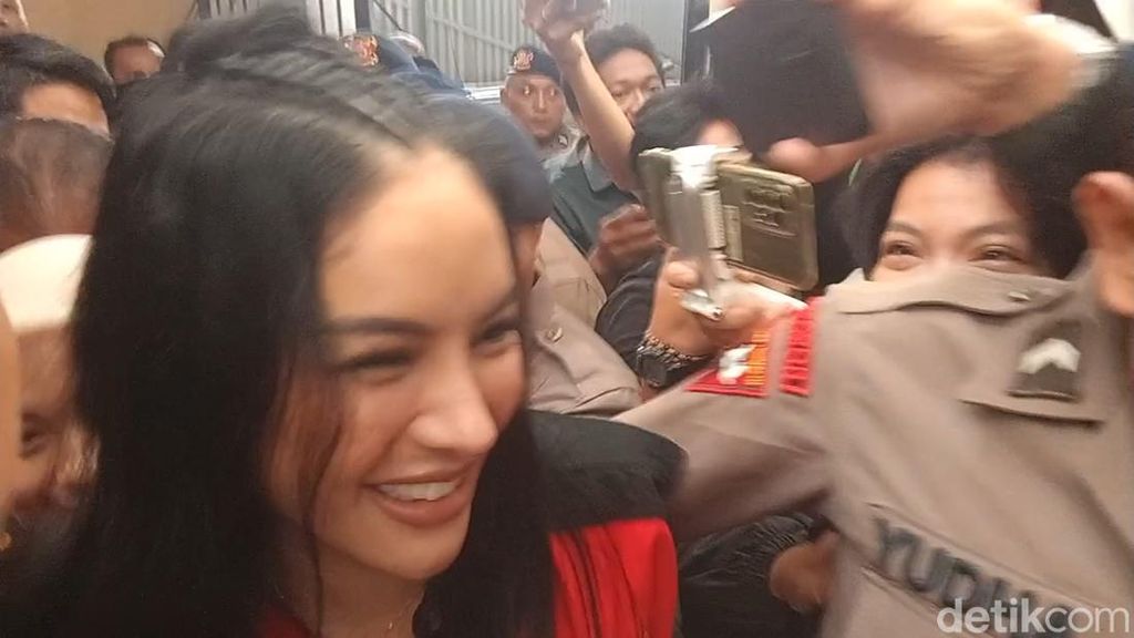 Senyum Optimis Nikita Mirzani Jelang Vonis di Hari Sumpah Pemuda Senyum Optimis Nikita Mirzani Jelang Vonis di Hari Sumpah Pemuda