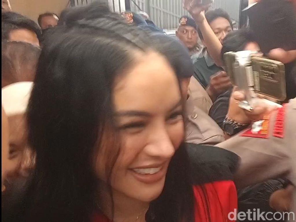 Senyum Optimis Nikita Mirzani Jelang Vonis di Hari Sumpah Pemuda Senyum Optimis Nikita Mirzani Jelang Vonis di Hari Sumpah Pemuda