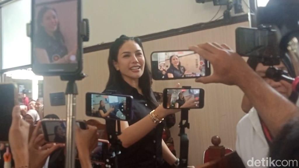 Divonis 4 Tahun Penjara, Senyum Nikita Mirzani Gak Pudar Divonis 4 Tahun Penjara, Senyum Nikita Mirzani Gak Pudar