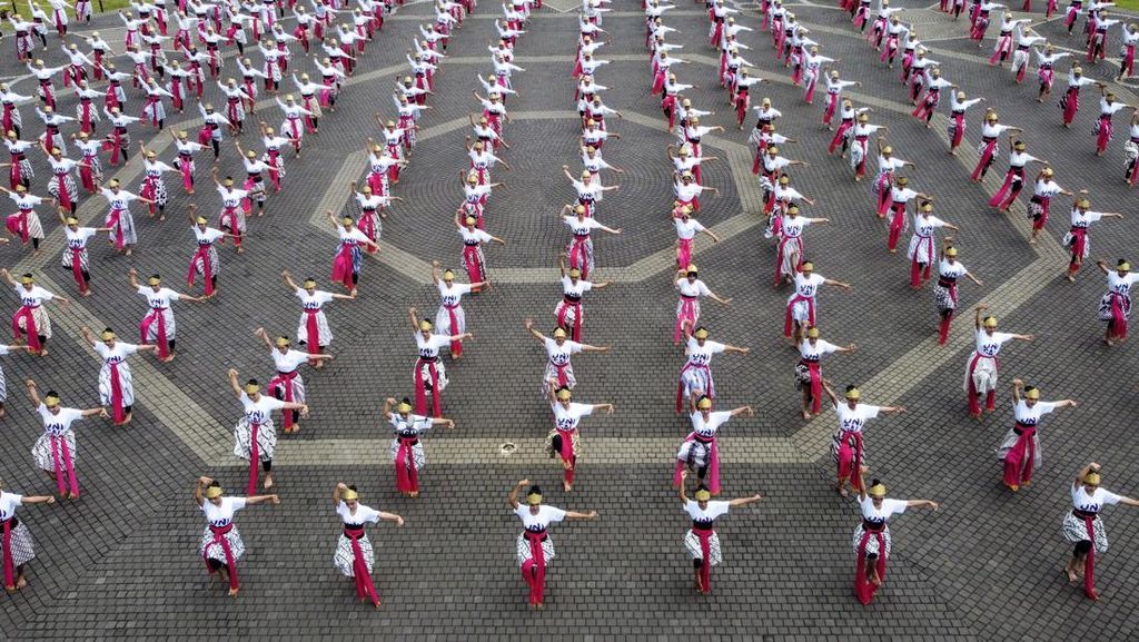 Ratusan Pelajar Padukan Semangat Sumpah Pemuda dalam Tari Jaipong Kolosal Ratusan Pelajar Padukan Semangat Sumpah Pemuda dalam Tari Jaipong Kolosal