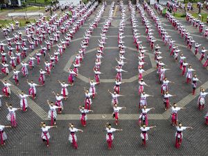 Ratusan Pelajar Padukan Semangat Sumpah Pemuda dalam Tari Jaipong Kolosal Ratusan Pelajar Padukan Semangat Sumpah Pemuda dalam Tari Jaipong Kolosal