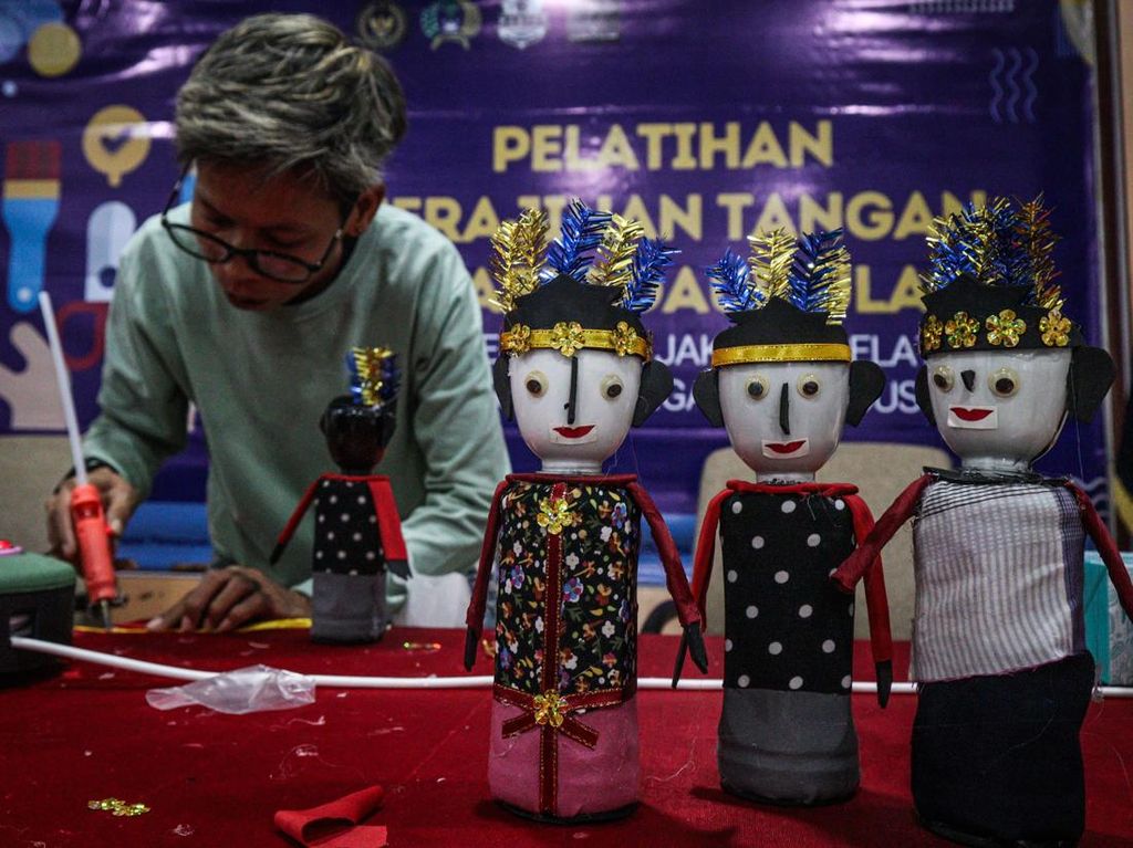 Pelatihan Daur Ulang Warga Binaan Sulap Limbah Jadi Ondel-Ondel Bernilai Seni Pelatihan Daur Ulang Warga Binaan Sulap Limbah Jadi Ondel-Ondel Bernilai Seni