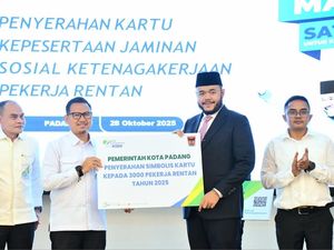 Walkot Padang Serahkan Kartu BPJS Ketenagakerjaan ke 3.000 Pekerja Rentan Walkot Padang Serahkan Kartu BPJS Ketenagakerjaan ke 3.000 Pekerja Rentan
