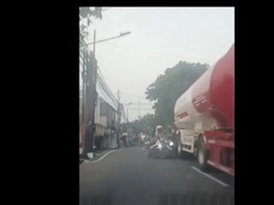 Ngeri! Pemotor Oleng Gagal Salip Truk Tangki