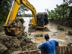 Perbaikan Tanggul Jebol Sungai Gandam Dikebut Usai Air Meluap dari Kendeng Perbaikan Tanggul Jebol Sungai Gandam Dikebut Usai Air Meluap dari Kendeng