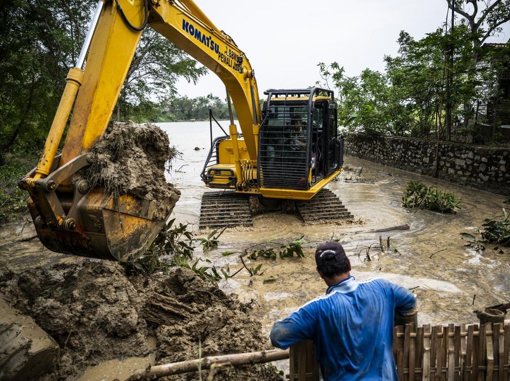Perbaikan Tanggul Jebol Sungai Gandam Dikebut Usai Air Meluap dari Kendeng Perbaikan Tanggul Jebol Sungai Gandam Dikebut Usai Air Meluap dari Kendeng