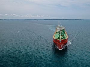 Diterjang Ombak-Ancaman Perompak, Ini Kisah Pelaut PIS Antarkan Energi Diterjang Ombak-Ancaman Perompak, Ini Kisah Pelaut PIS Antarkan Energi