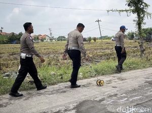 Polisi Olah TKP Tabrak Lari Tewaskan Pasutri-2 Anak di Plupuh Sragen Polisi Olah TKP Tabrak Lari Tewaskan Pasutri-2 Anak di Plupuh Sragen
