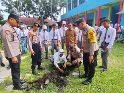 Green Policing di Sekolah, Polres Dumai Edukasi Gen Z Lewat Aksi Tanam Pohon Green Policing di Sekolah, Polres Dumai Edukasi Gen Z Lewat Aksi Tanam Pohon