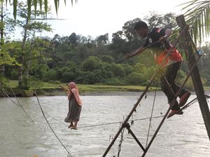 Potret Warga Bertaruh Nyawa Seberangi Sungai Lewat Jembatan Tali Potret Warga Bertaruh Nyawa Seberangi Sungai Lewat Jembatan Tali