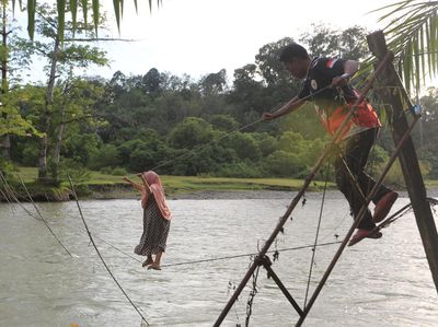 Potret Warga Bertaruh Nyawa Seberangi Sungai Lewat Jembatan Tali