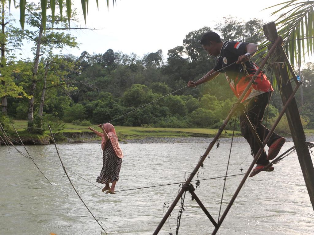 Potret Warga Bertaruh Nyawa Seberangi Sungai Lewat Jembatan Tali Potret Warga Bertaruh Nyawa Seberangi Sungai Lewat Jembatan Tali