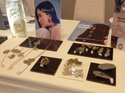 Unik, Kalung dari Sampah Ini Berhasil Mejeng di Paris Fashion Week Unik, Kalung dari Sampah Ini Berhasil Mejeng di Paris Fashion Week