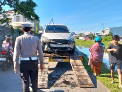 Mobil Terjun ke Kanal Aroepala Gowa gegara Sopir Mengantuk