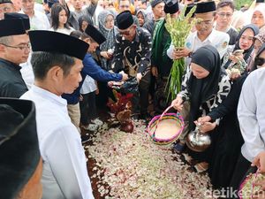 Istri Bupati Purwakarta Meninggal, Ratusan Orang Iringi ke Pemakaman Istri Bupati Purwakarta Meninggal, Ratusan Orang Iringi ke Pemakaman