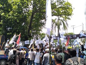Demo Kantor Gubernur NTB, Warga Tuntut Air Bersih-Moratorium Izin Tambang Demo Kantor Gubernur NTB, Warga Tuntut Air Bersih-Moratorium Izin Tambang
