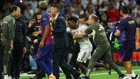 Amarah Vinicius tampaknya tersulut karena sebelum laga Yamal sempat memberikan komentar mirip bagi Real Madrid, yang disebutnya maling dan suka mengeluh. Foto: REUTERS/Albert Gea Amarah Vinicius tampaknya tersulut karena sebelum laga Yamal sempat memberikan komentar mirip bagi Real Madrid, yang disebutnya maling dan suka mengeluh. Foto: REUTERS/Albert Gea