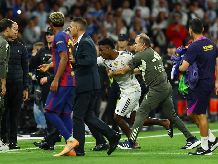 Soccer Football - LaLiga - Real Madrid v FC Barcelona - Santiago Bernabeu, Madrid, Spain - October 26, 2025 Real Madrid's Vinicius Junior looks dejected after the match REUTERS/Albert Gea