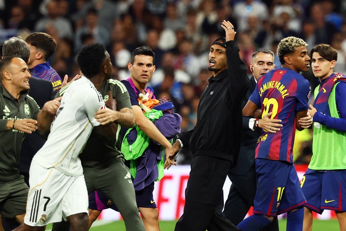 Real Madrid vs Barcelona, Lamine Yamal, Vinicius Soccer Football - LaLiga - Real Madrid v FC Barcelona - Santiago Bernabeu, Madrid, Spain - October 26, 2025 FC Barcelona's Lamine Yamal and Real Madrid's Vinicius Junior clash after the match REUTERS/Susana Vera