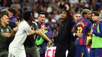 Vinicius masuk kembali ke lapangan usai peluit akhir dibunyikan, khusus untuk menghampiri Yamal. Di laga itu Real Madrid menang 2-1 melawan Barcelona sang rival abadi. Foto: REUTERS/Susana Vera Vinicius masuk kembali ke lapangan usai peluit akhir dibunyikan, khusus untuk menghampiri Yamal. Di laga itu Real Madrid menang 2-1 melawan Barcelona sang rival abadi. Foto: REUTERS/Susana Vera