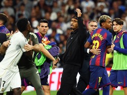 Vinicius masuk kembali ke lapangan usai peluit akhir dibunyikan, khusus untuk menghampiri Yamal. Di laga itu Real Madrid menang 2-1 melawan Barcelona sang rival abadi. Foto: REUTERS/Susana Vera