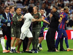 Sebenarnya Vinicius sudah ditarik keluar alias digantikan di laga tersebut. Pesepakbola asal Brasil itu pun tampak sudah pakai sandal saat masuk kembali ke lapangan. Foto: REUTERS/Susana Vera