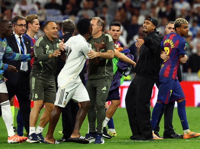 Soccer Football - LaLiga - Real Madrid v FC Barcelona - Santiago Bernabeu, Madrid, Spain - October 26, 2025 FC Barcelona's Lamine Yamal and Real Madrid's Vinicius Junior clash after the match REUTERS/Susana Vera