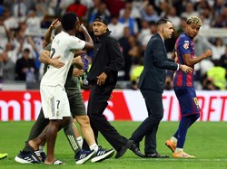 Vinicius tampak melakukan konfrontasi ke Yamal, diduga lantaran komentar-komentar si pesepakbola Barcelona menjelang El Clasico. Foto: REUTERS/Susana Vera