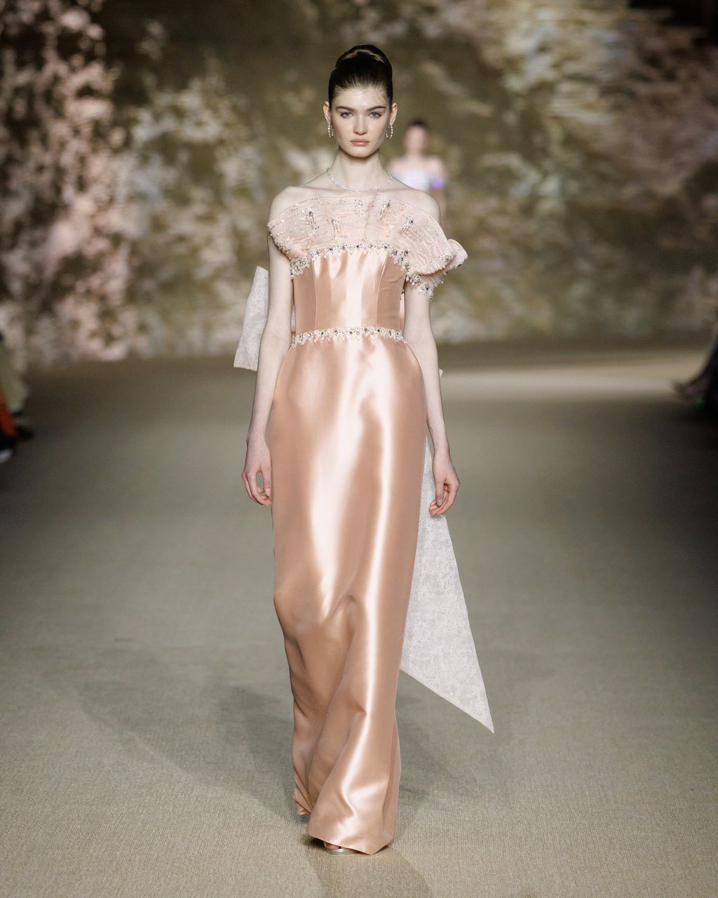 Koleksi Adnan Akbar yang ditampilkan di Riyadh Fashion Week 2025. Ia merupakan desainer couture legendaris dari Timur Tengah.