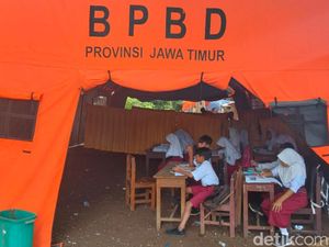 Siswa SD Pamekasan Belajar di Tenda gegara Sekolah Disegel Ahli Waris Siswa SD Pamekasan Belajar di Tenda gegara Sekolah Disegel Ahli Waris