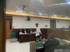 Christiano Penabrak Argo Bacakan Pleidoi: Mohon Beri Ruang untuk Perbaiki Diri Christiano Penabrak Argo Bacakan Pleidoi: Mohon Beri Ruang untuk Perbaiki Diri