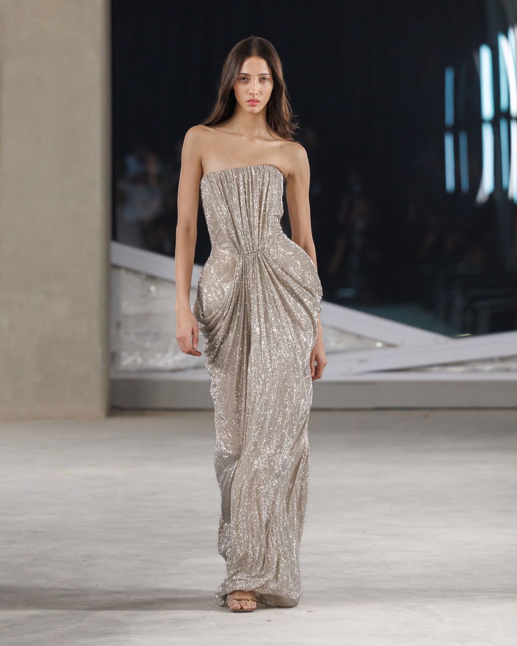 Stella McCartney debut di Riyadh Fashion Week 2025. Ia menampilkan 31 looks, terdiri dari setelan jas hingga gaun malam.