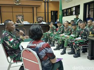 Isu LGBT di Sidang Prada Lucky, Ada Paksaan Mengaku Gay Sampai Diolesi Cabai Isu LGBT di Sidang Prada Lucky, Ada Paksaan Mengaku Gay Sampai Diolesi Cabai