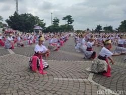 517 Penari Guncang Alun-alun Ciamis di Hari Sumpah Pemuda 517 Penari Guncang Alun-alun Ciamis di Hari Sumpah Pemuda