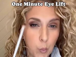 Trik Makeup 1 Menit Ini Berikan Hasil Seperti Eye Lift, Bikin Awet Muda Trik Makeup 1 Menit Ini Berikan Hasil Seperti Eye Lift, Bikin Awet Muda