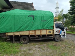 Dinas LHK NTB Amankan 4 Truk Angkut Kayu Ilegal dari Sumbawa Dinas LHK NTB Amankan 4 Truk Angkut Kayu Ilegal dari Sumbawa