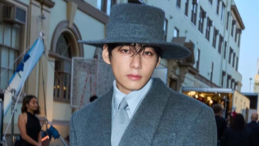 7 Gaya V BTS Tampil Ganteng Maksimal Pakai Hanbok Modern di Vogue World 2025 7 Gaya V BTS Tampil Ganteng Maksimal Pakai Hanbok Modern di Vogue World 2025