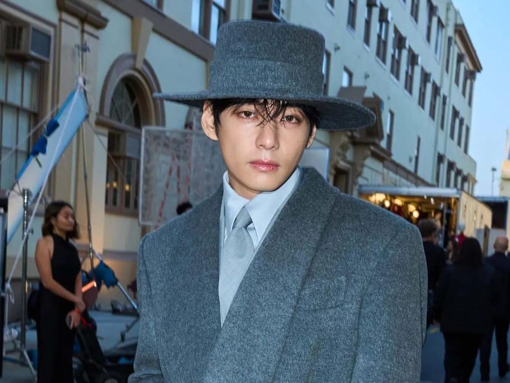 7 Gaya V BTS Tampil Ganteng Maksimal Pakai Hanbok Modern di Vogue World 2025 7 Gaya V BTS Tampil Ganteng Maksimal Pakai Hanbok Modern di Vogue World 2025
