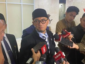Dahnil Jawab Komisi VIII DPR Soal Kru Pesawat Haji Pakai Rok Tinggi-tinggi Dahnil Jawab Komisi VIII DPR Soal Kru Pesawat Haji Pakai Rok Tinggi-tinggi