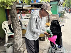 Motor Brebet gegara Pertalite, Warga Surabaya Beralih Isi Bensin Eceran Motor Brebet gegara Pertalite, Warga Surabaya Beralih Isi Bensin Eceran