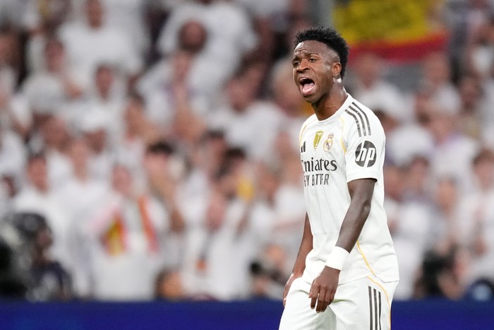 2243124479 Vinicius Junior left winger of Real Madrid and Brazil leaves in a huff as he is replaced during the La Liga EA Sports match between Real Madrid CF and FC Barcelona at Estadio Santiago Bernabeu on October 26, 2025 in Madrid, Spain. (Photo by Jose Breton/Pics Action/NurPhoto via Getty Images)