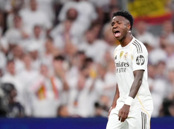Vinicius Junior left winger of Real Madrid and Brazil leaves in a huff as he is replaced during the La Liga EA Sports match between Real Madrid CF and FC Barcelona at Estadio Santiago Bernabeu on October 26, 2025 in Madrid, Spain. (Photo by Jose Breton/Pics Action/NurPhoto via Getty Images)
