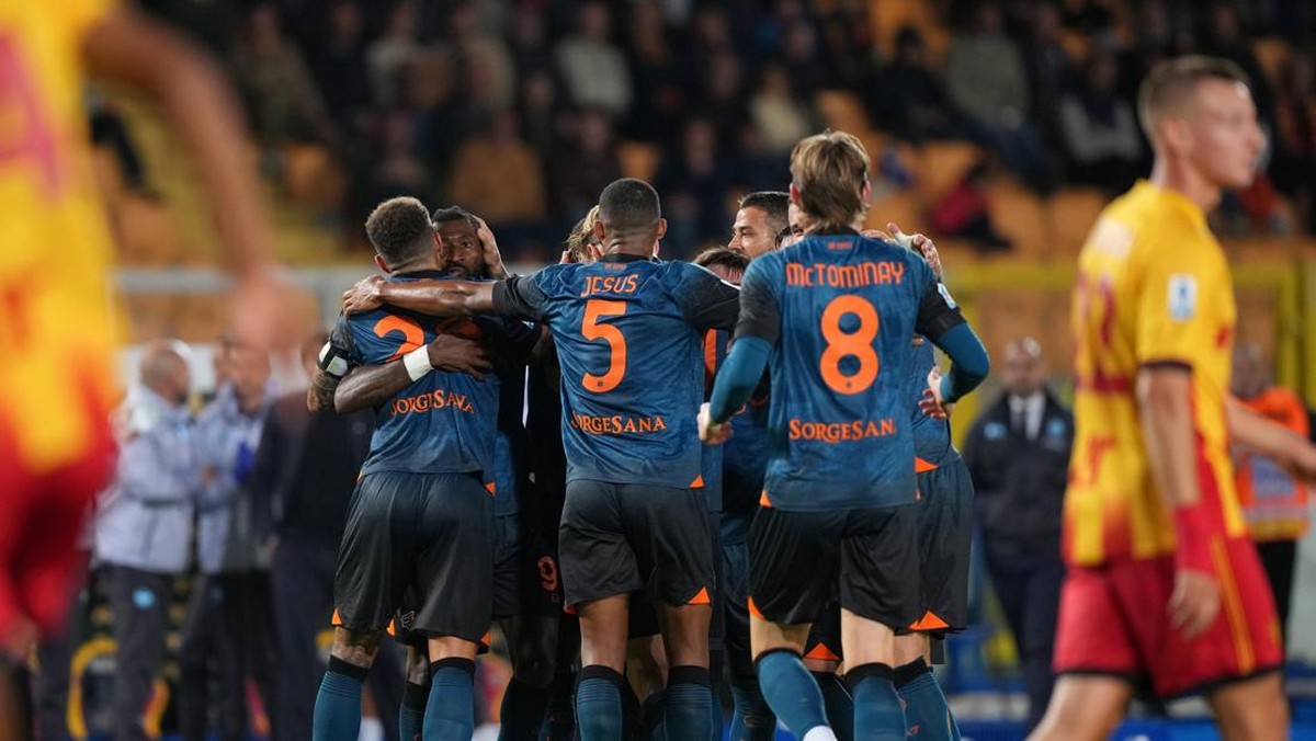 Napoli menang tipis atas Lecce. Foto: NurPhoto via Getty Images/Gabriele Maricchiolo