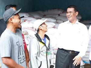 Petani: Alhamdulillah Harga Pupuk Turun, Terima Kasih Pak Presiden Petani: Alhamdulillah Harga Pupuk Turun, Terima Kasih Pak Presiden