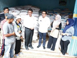 Amran dan Qodari Sidak Kios Pupuk, Petani Tersenyum Harga Turun Amran dan Qodari Sidak Kios Pupuk, Petani Tersenyum Harga Turun