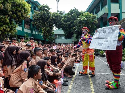 Badut Ajak Siswa SDIT Gunung Jati Gemar Membaca Badut Ajak Siswa SDIT Gunung Jati Gemar Membaca