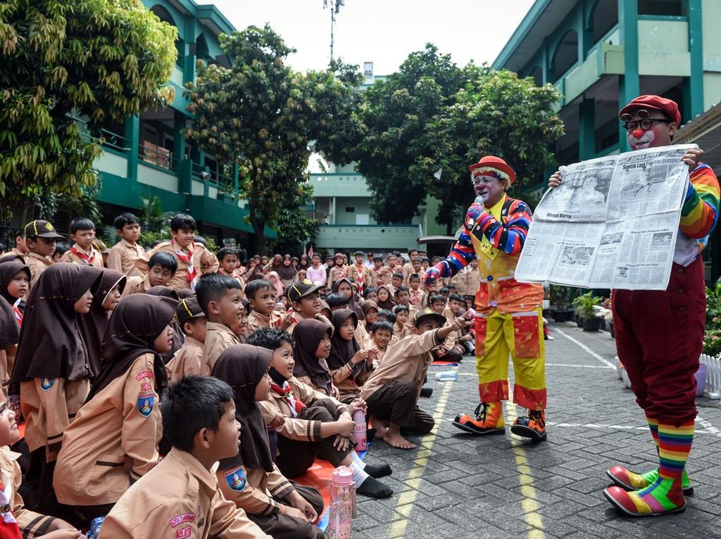 Badut Ajak Siswa SDIT Gunung Jati Gemar Membaca Badut Ajak Siswa SDIT Gunung Jati Gemar Membaca