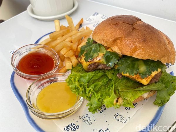Nikmatnya Puding Tahu Saus Matcha dan Burger Banh Mi di Kafe Baru Jakbar