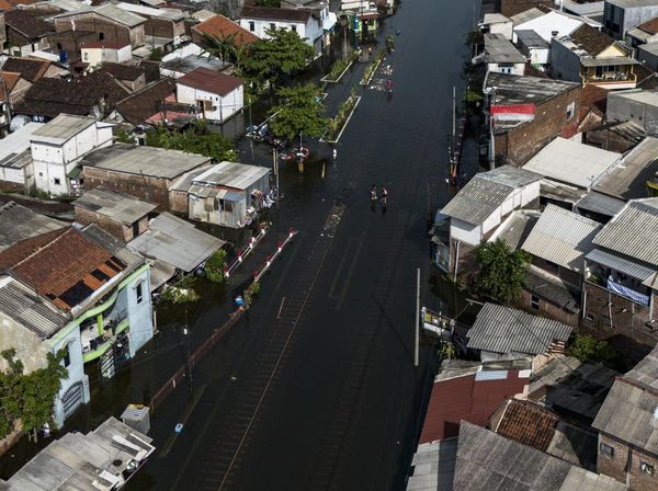 Banjir Rendam Rel Kereta di Semarang, Empat Perjalanan KA Dibatalkan